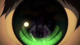 Reiko spiegelt sich in Meis Glasauge