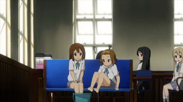 Yui und Ritsu k�hlen sich im Eiswasser ab