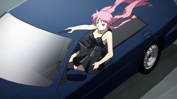 Yuno bei einer Autoverfolgungsjagd