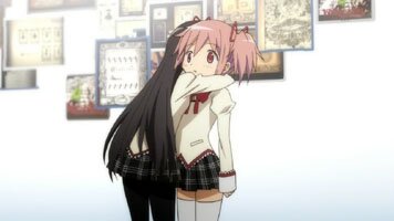 Homura umarmt Madoka