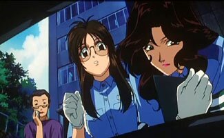 Yoriko und Aoi finden eine Ladung Wafffen